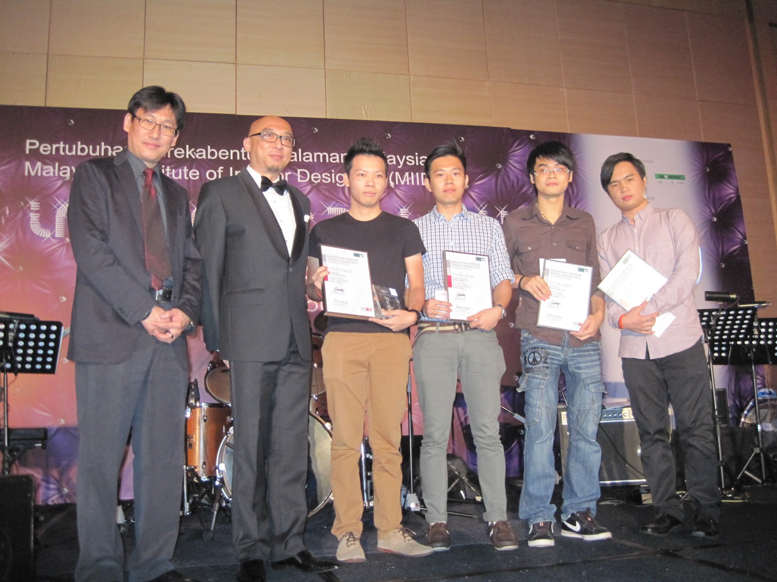 Lim Meng Yeu (Third from Right in black T-shirt), a graduate from KBU International College emerged as the Gold winner of the Student category of MIID’s MIDA Awards 2012 