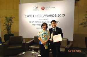 Ling posing with Acting Dean of School of Business Associate Professor Curtin University Sarawak Pauline Ho Poh Ling at the MICPA award ceremony.