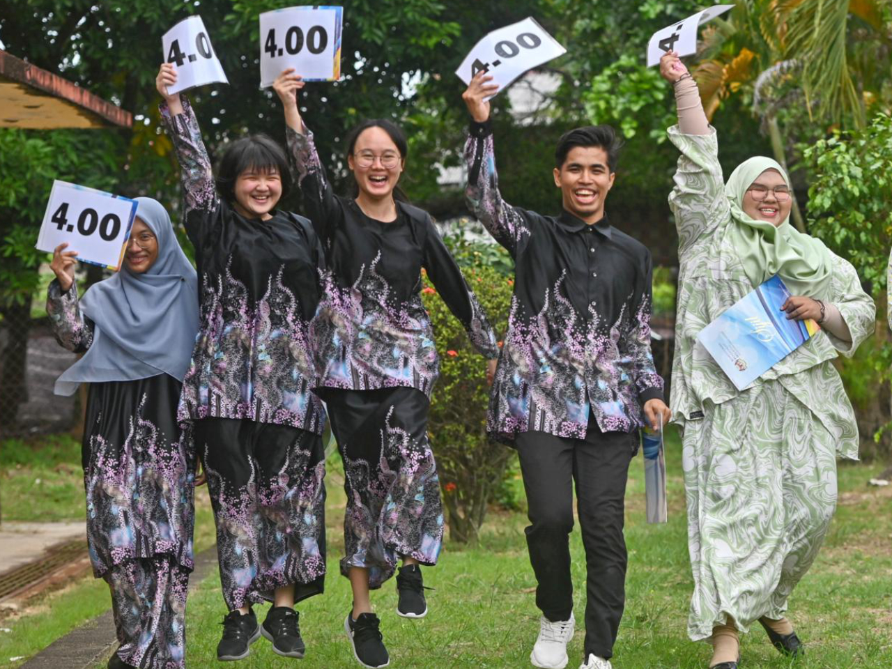 Should I choose to Study Form 6 or take the Foundation Course in Malaysia?